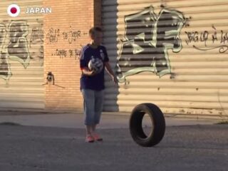 開催を記念する超絶サッカートリック32連発に世界中が熱狂!!　“あの男”、やはりタダモノではない！