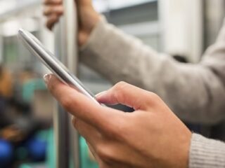 スマホ普及で親指が異常に発達、脳も肥大化!?　驚愕の最新研究