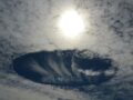 雲にぽっかり空いた巨大な穴!! UFOか、自然現象か？