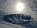 雲にぽっかり空いた巨大な穴!! UFOか、自然現象か!?