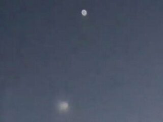 【これぞガチUFO、住民大興奮】「煙の塊を吐く謎すぎる発光体」がクウェート上空に出現！ 複数撮影される！