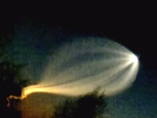 【衝撃】「前代未聞の異様なUFOだ」 ロシアの夜空を照らす“かめはめ波”が強烈すぎる!!