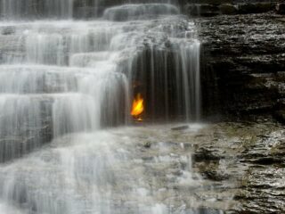 科学者が困惑する世界の異常スポット8！ 炎が燃え続ける洞窟、錯視が起きる場所…いまだ解けない謎の数々！