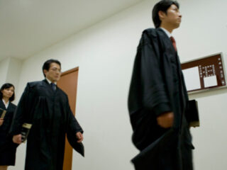 崩れゆく弁護士像!!　女に不慣れ、低所得、22時間労働…　～弁護士が考察・法務省官僚女子トイレ盗撮事件はなぜ起きたのか？～