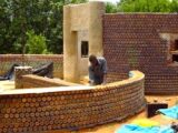 ペットボトルを捨てるのはMOTTAINAI! 7,800本のペットボトルで建てた“防弾家”が国家を救う!!
