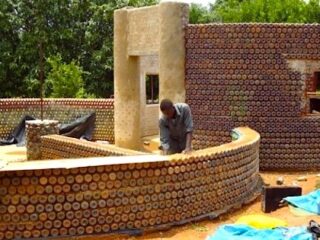 ペットボトルを捨てるのはMOTTAINAI！7,800本のペットボトルで建てた“防弾家”が国家を救う！！