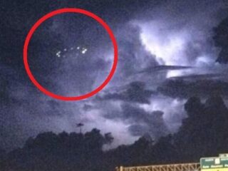 夜空で回転する光るリング！ ネットに投稿される多数のUFO目撃情報！