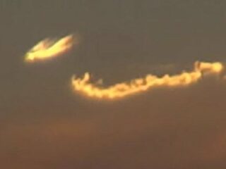 燃えながら落下するUFOが「脱出ポッド」を発射する決定的瞬間！ 夕空を“のたうち回る”謎の物体に世界が戦慄！＝NZ