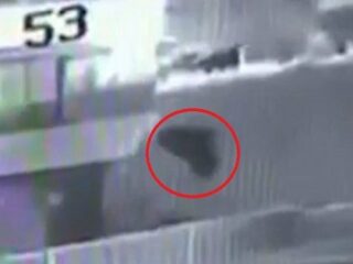 ホウキに乗った魔女がアパートへの侵入を試みる瞬間が激撮される！ 黒マントで空中をユラユラ飛ぶ姿に戦慄＝コロンビア