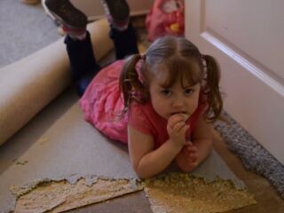 カーペットを貪る幼女!! 異常な食欲を抑えられない奇病「パイカ」とは？