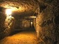 600万体の骸骨が眠るパリの地下 ― カタコンブ・ド・パリの「人骨の壁」