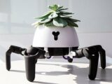 日光を求めて勝手に歩く「ロボット植木鉢」がハイテク可愛すぎる! 水がないと激おこ、満足すると踊りだす…!