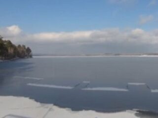 前代未聞の“氷上ミステリーサークル”出現！ 宇宙人か、極秘兵器か？「閉ざされた町」と巨大歯車模様の謎＝ロシア
