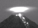 【衝撃動画】メキシコの火山上空に全長600m超の「円盤型UFO」が出現! 専門家「火口でエネルギーを充電している」