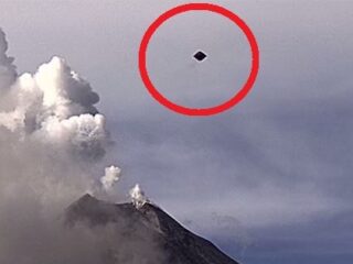 火口上空を浮遊する“ピラミッド型”UFO？　著名研究家が「今年一番」と唸ったヤバすぎる形!!＝メキシコ