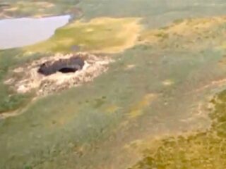シベリアに超巨大陥没穴が出現!! 専門家が緊急調査へ、「UFO着陸説」も浮上！