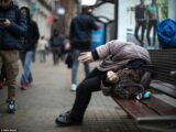 人を確実にゾンビにする最凶合成ドラッグ「スパイス」が蔓延! 地面を這いずり、凍るように立ち、 呼吸を消し去る! =イギリス