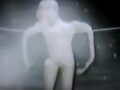 【衝撃】25年前に撮影された「最も不穏なエイリアン映像」が発見される！ 謎の“白い宇宙人”にネット騒然「撮影者も焦っている」＝スイス