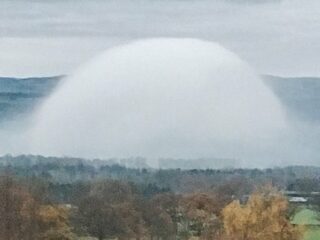 英国で超巨大な“霧のドーム”出現！ 専門家が警告「雲にカモフラージュしたUFOが偵察している」