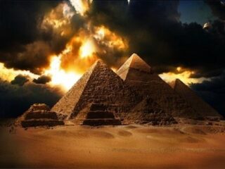 ピラミッドの座標と光速度の定数が一致していることが判明！ 古代エジプト人の高すぎる知性の謎