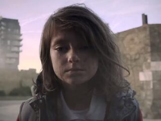 少女の破壊された幸せな生活…　シリア内戦の悲惨さと支援を訴える衝撃映像！