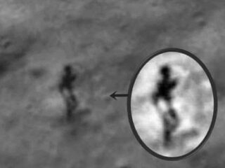 月面に現れた“進撃の巨人”？ グーグルアースが捉えた謎の人影!!