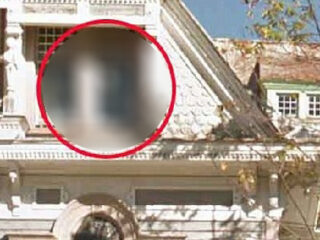 呪われた物件の窓にへばりつく“幽霊の手”？Googleマップのストリートビューが捉えた戦慄の光景＝米国