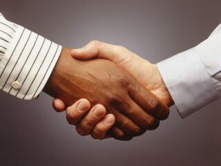 【隠れた習性】握手のあと、人は無意識に手のニオイを嗅いでいる!!（最新研究）