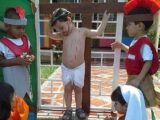 幼稚園のお遊戯でキリストの磔&鞭打ち!? キッズたちの苦悶の演技が物議を醸す!!