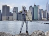 まるで透明人間!? 周囲の景色に同化する迷彩ボディーペインティングがスゴイ!