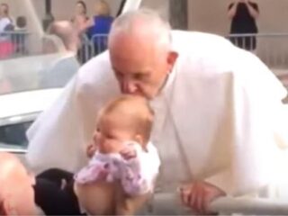 ローマ教皇フランシスコの祝福の接吻で幼女の脳腫瘍がみるみる縮小？MRI検査で判明！　