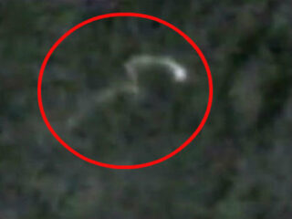 夜空を駆け抜けるドラゴンか!? 白い尾を引きながら勝手気ままに飛び回るUFO「ジョイライダーET」出現？＝英