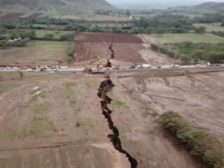 アフリカ大陸が2つに割れはじめていることが判明！巨大な地割れで地震も誘発…完全分裂はいつ？