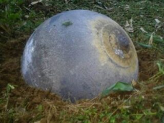 またもやUFO落下？ 雷鳴の後、ベトナムの上空から次々と金属ボールが落ちてきた！