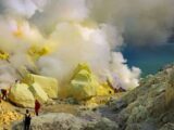 有毒ガスの溢れる火山に隠されたもう一つの顔 イジェン火山の神秘なる美