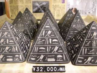 クフ王のピラミッド“貸切り”でエネルギー注入!?　『月刊ムー』ショップの商品が本気すぎる!!