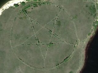 グーグルアースが捉えた世界の超・ミステリースポット7選！ 幻の島、宇宙人基地、トライアングル型UFOまで!?