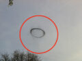 UFOか、昆虫か、煙か？　謎の「黒いリング」がイギリスの上空に出現！