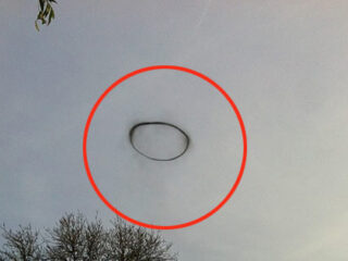UFOか、昆虫か、煙か？　謎の「黒いリング」がイギリスの上空に出現！
