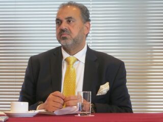 陰謀論で話題の“イスラム教初”英議員「風刺画、怒らざるを得ない」