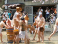 【動画・写真】奥秩父の奇祭「甘酒こぼし」 ― 裸の漢たちが200リットルの甘酒をぶっかけ合うカオス