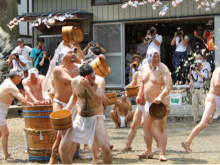 【動画・写真】奥秩父の奇祭「甘酒こぼし」 ― 裸の漢たちが200リットルの甘酒をぶっかけ合うカオス