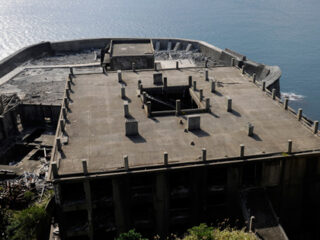 軍艦島に残された“炭鉱の遺構” ー　秘境写真家、国内最古のコンクリート建築30号棟に迫る