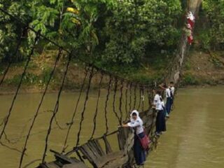 世界一危険な通学路!!　農村部の子どもは毎日命懸け、発展するインドネシアで格差広がる