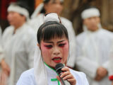 【中国】葬儀中、大声で泣きわめくプロ「泣き女」!!  騒音問題で減少中!?