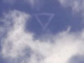 超巨大三角形の雲？が出現！イルミナティからの警告か？