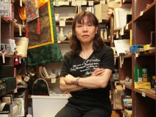 左翼も右翼もイスラム国も魅力的で ― 人生の全てを賭けて裏モノを集める男