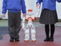 自閉症を持つ子供の教育に“無表情で無感情”なロボット先生が大活躍！