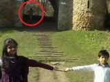 母親「どうしよう、幽霊が写っているわ!」ハッキリと写り込んだ“空中を彷徨う女”の心霊写真!!=イギリス