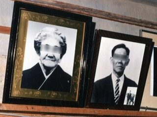 自殺した老夫婦を祭る「祭壇廃墟」に潜入！ 地元民も恐怖「夜になると霊が出る」超有名宗教家の写真も…